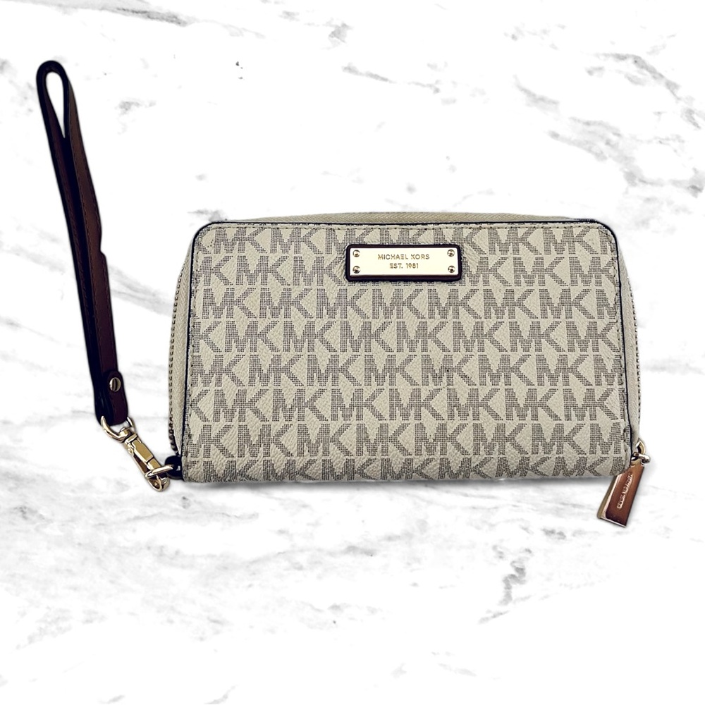 Signature Logo Jet Set Large Gold Tone Flat Multifunction Wristlet NEW